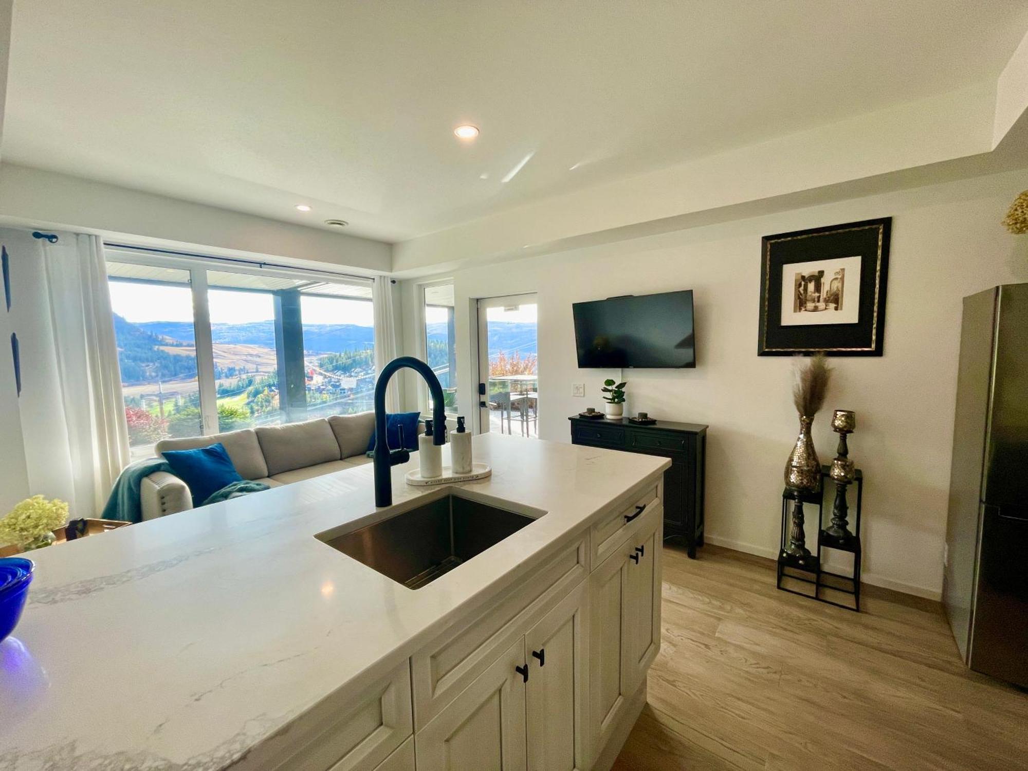 Beautiful Suite On Golf Course Kelowna Extérieur photo