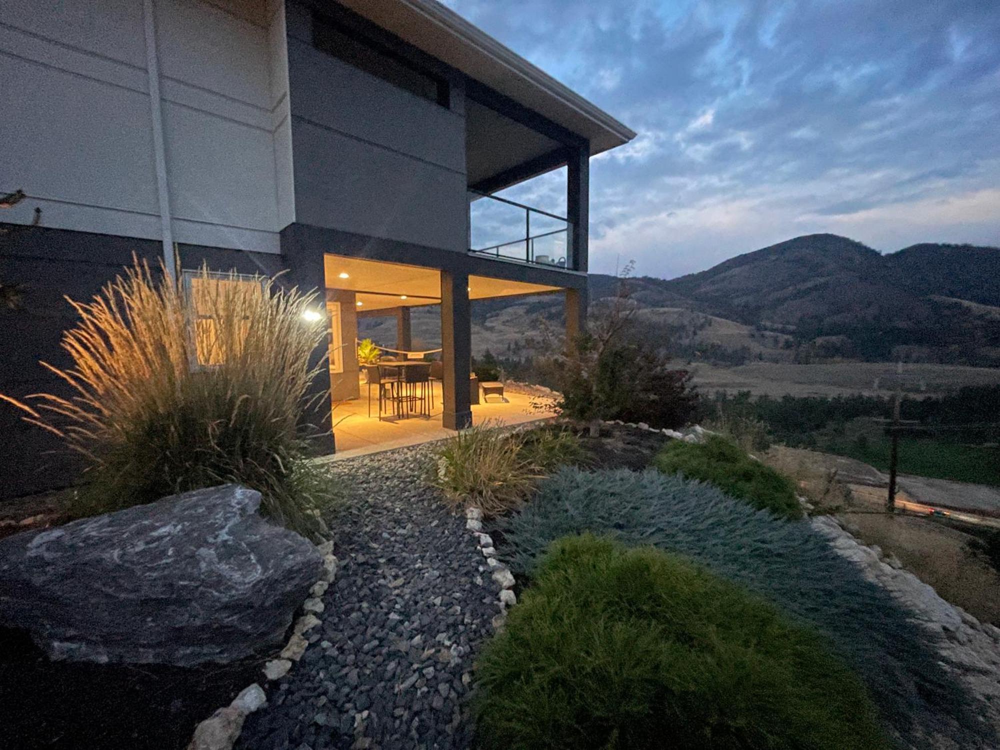 Beautiful Suite On Golf Course Kelowna Extérieur photo